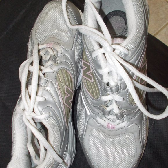 Nike Shoes - EUC Ladies Nike shoes size 8.5 B